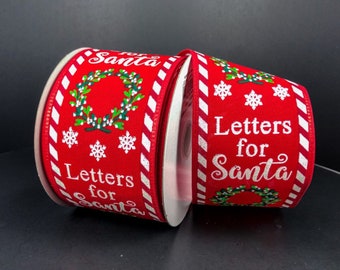 Könnte beinhalten: Rolle rotes Band mit dem Text "Letters for Santa" in weißer Schrift. Das Band hat ein sich wiederholendes Muster aus Schneeflocken, einem Kranz und weißen diagonalen Streifen. Eine festliche Weihnachtsdekoration.
