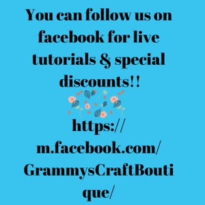 Puede incluir: Fondo turquesa con texto negro: "&iexcl;Puedes seguirnos en Facebook para tutoriales en vivo y descuentos especiales!" Debajo hay un enlace a una p&aacute;gina de Facebook: m.facebook.com/GrammysCraftBoutique/