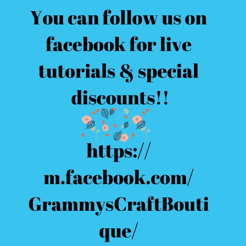 Puede incluir: Fondo turquesa con texto negro: "&iexcl;Puedes seguirnos en Facebook para tutoriales en vivo y descuentos especiales!" Debajo hay un enlace a una p&aacute;gina de Facebook: m.facebook.com/GrammysCraftBoutique/