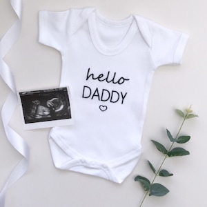 Embroidered Personalised Pregnancy Announcement Baby Vest - Baby Announcement Personalised Baby grow - Pregnancy Reveal - Hello Daddy Onesie