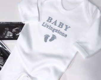 Bestickte Baby Ankündigung Body - Fußabdrücke personalisierte Babygrow - Baby Body - Schwangerschaft Ankündigung Weste - personalisierte Baby wachsen