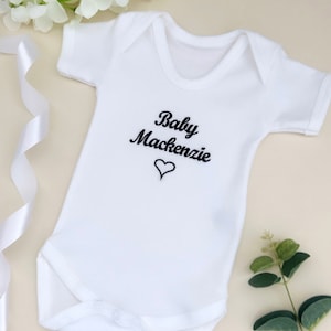 Broderad namnväst för bebisar - Personlig babybody - Personlig namnväst för bebisar - Broderad namnväst för bebisar - Personlig pyssdräkt