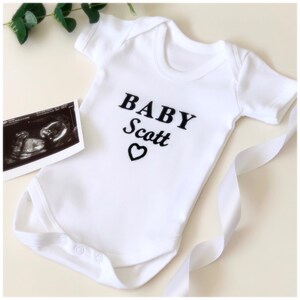 Graviditetsmeddelande - Broderad personlig babyväst - Personlig babyväst - Personlig body - Babyavslöjning - Ny babypresent