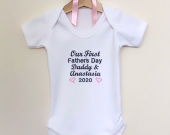 1ère grenouillère brodée pour la fête des pères - grenouillère personnalisée pour la fête des pères - haut pour la fête des pères - premier gilet pour la fête des pères - cadeau pour la fête des pères