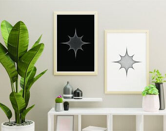 Könnte beinhalten: Zwei gerahmte Schwarzweißdrucke eines stilisierten Sternenausbruchs, die an einer hellbeigen Wand über einem weißen Regal mit zwei grauen und schwarzen Vasen und zwei kleinen Topfpflanzen hängen. Eine große grüne Pflanze steht in einem weißen Topf auf der linken Seite des Bildes.