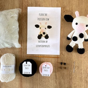 Häkelpaket für ein süßes Amigurumi Flora die friesische Kuh DIY Kit/Bastelset/Starterpaket Bild 2