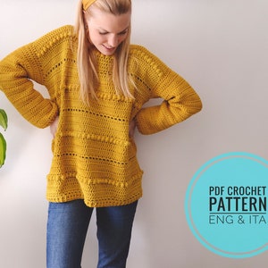 Può includere: Un maglione di uncinetto giallo con un motivo a punto testurizzato. Il maglione ha una vestibilità ampia e una scollatura rotonda. Il testo "PDF CROCHET PATTERN ENG & ITA" è visibile nell'immagine.