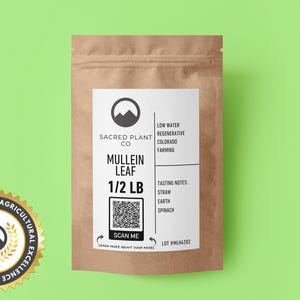 Puede incluir: Una bolsa de papel marrón con una etiqueta blanca que dice "Sacred Plant Co. Mullein Leaf 1/2 LB" y tiene un código QR que dice "Scan Me". La etiqueta también dice "Low Water Regenerative Colorado Farming" y "Notas de sabor: Paja, Tierra, Espinacas".