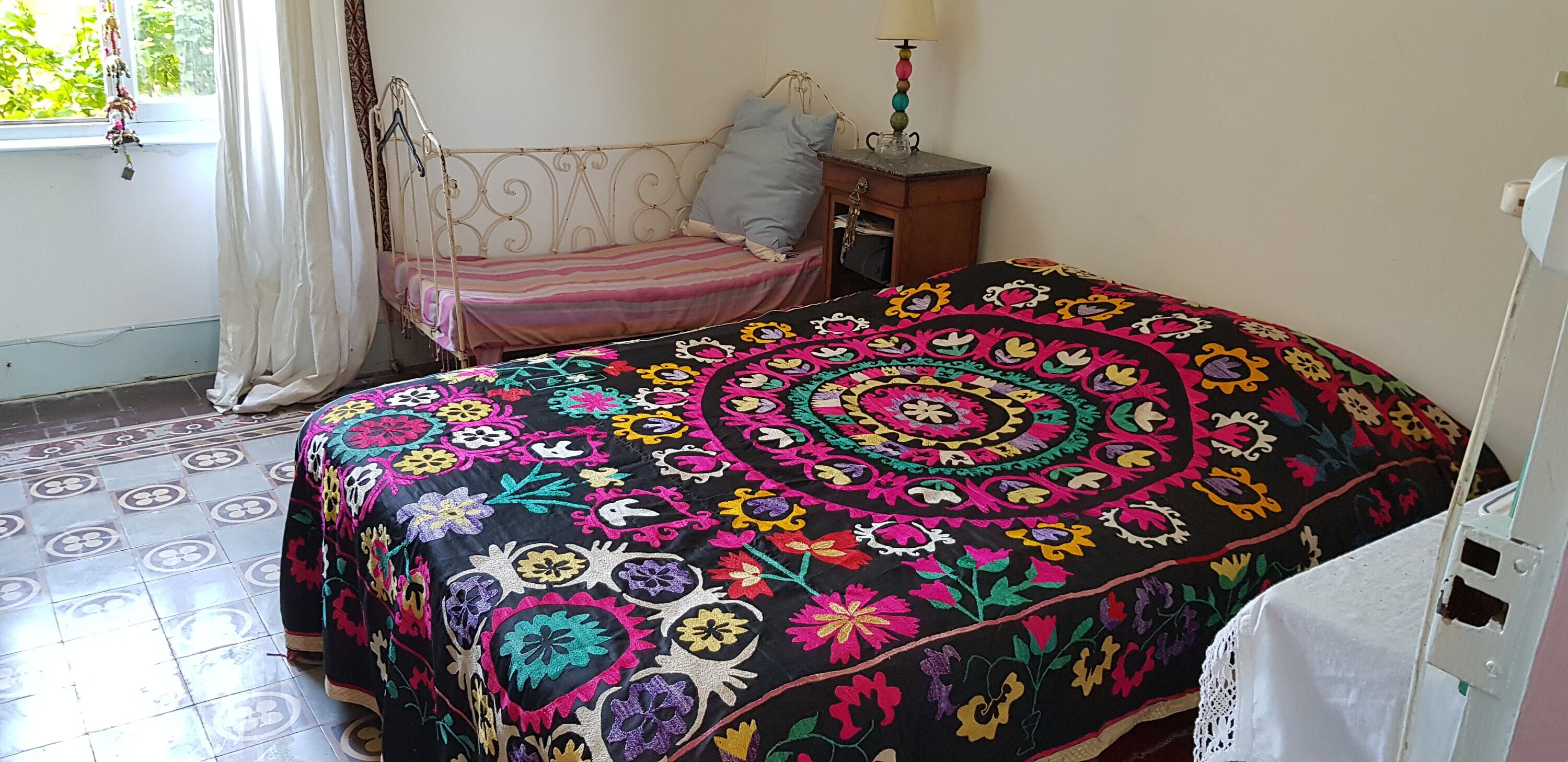 Exceptionnel Grand Suzani Ouzbek Motif Rosace Vintage 1960's