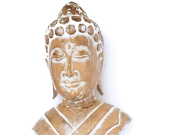 Statua di testa di Buddha in legno su piedistallo