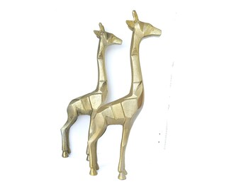 Scultura geometrica a forma di giraffa: decorazione per la casa con totem animale