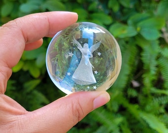 Sfera di cristallo olografica 3D: sfera di vetro incisa a forma di angelo