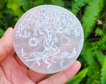 Piastra di ricarica in selenite incisa: albero della vita, sole e luna - 3"