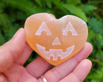 Cuore di zucca in selenite inciso: decorazione di Halloween, cristalloterapia