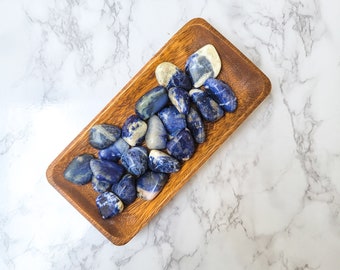 Pietra levigata di sodalite: cristallo naturale caricato con Reiki (1-1,5 pollici)