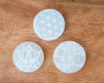 Piastra di ricarica in selenite incisa: fiore di loto, albero della vita (3 pollici)