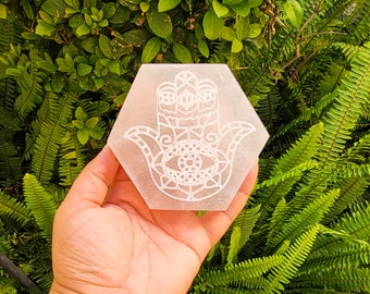 Piastra di ricarica in selenite incisa: strumento per altare della mano di Hamsa