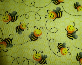Stoff mit Bienen auf hellgelb von Timeless Treasures