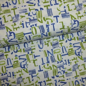 Könnte beinhalten: Weißer Stoff mit einem sich wiederholenden Muster aus blauen und grünen Buchstaben und Linien.