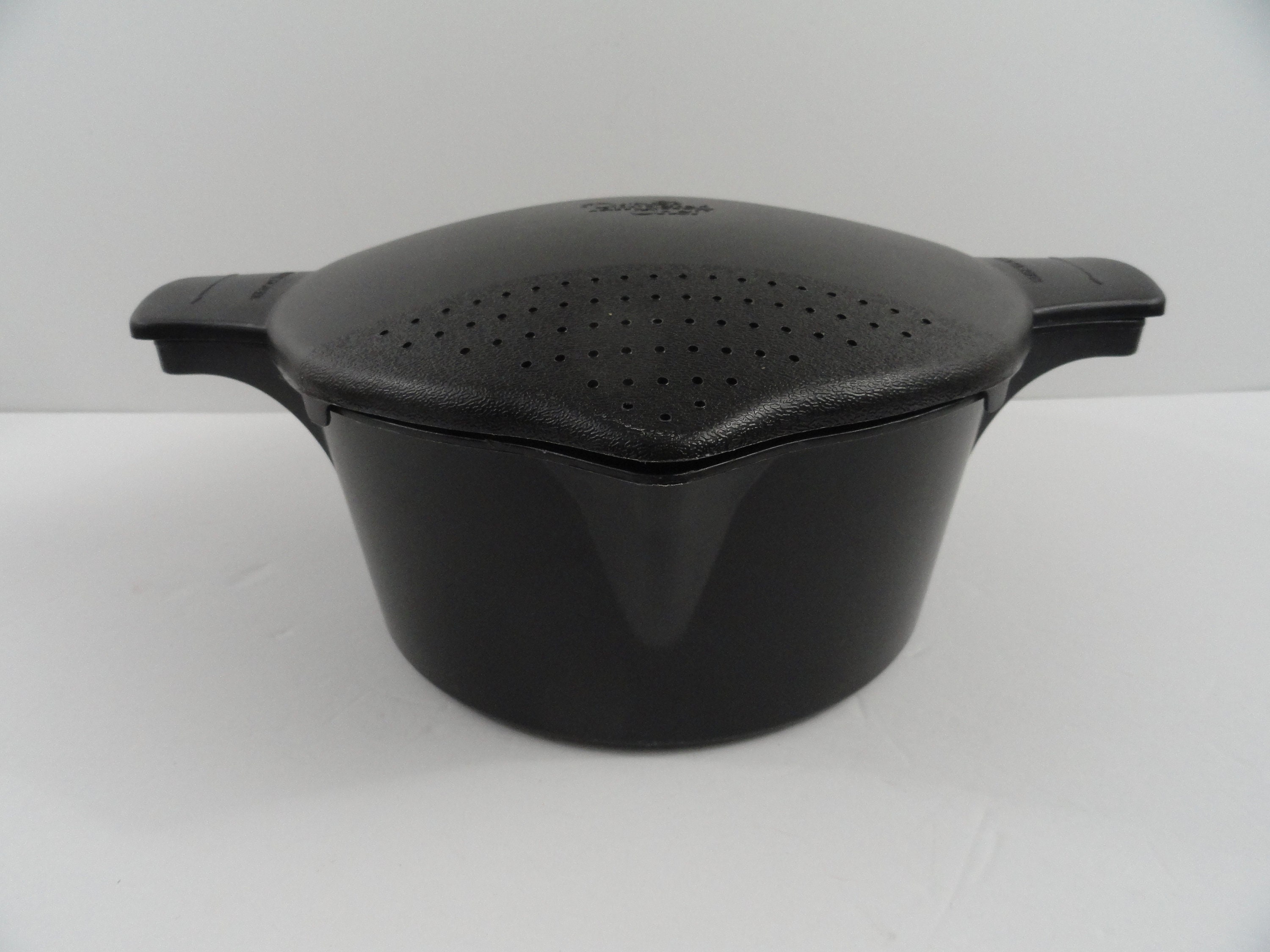 Pampered Chef Black Micro Cooker Microwave Steamer Strainer, 2 Quart LID  ONLY