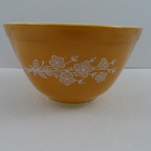 Vintage Small Pyrex Butterfly Gold Nesting Mixing Bowl #401 White Flowers  1.5 Pt