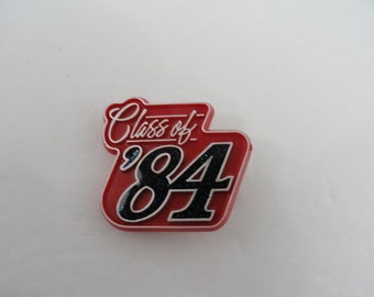 Vintage Class of 84 1984 Hallmark Cards Pinback Pin Button Plastica rossa retrò anni '80
