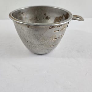 Measuring 1 cup Stains Dents Beat up Vintage Aluminum MCM Tab Handle Farmhouse Grandmas
