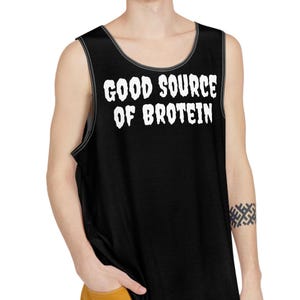 Puede incluir: Un tanque negro con el texto "GOOD SOURCE OF BROTEIN" en letras blancas.