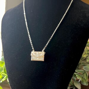 Collar con medallón en forma de sobre