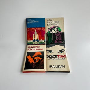 Peut inclure: Quatre livres de poche vintage sont présentés. Les titres incluent "The Water Engine" de David Mamet, "A Life in the Theatre" de David Mamet, "Travesties" de Tom Stoppard et "Deathtrap" d'Ira Levin. Les couvertures présentent des illustrations et du texte.