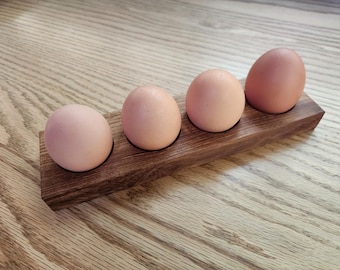 Encimera de madera estilo rústico con frijoles negros, soporte para 4 huevos frescos