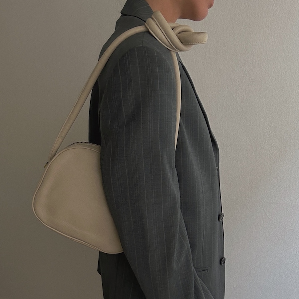 Vintage 1990s Bolso bandolera de cuero súper suave neutro o bolso de hombro con nudo de correa gruesa / 100% cuero / estilo clásico minimalista