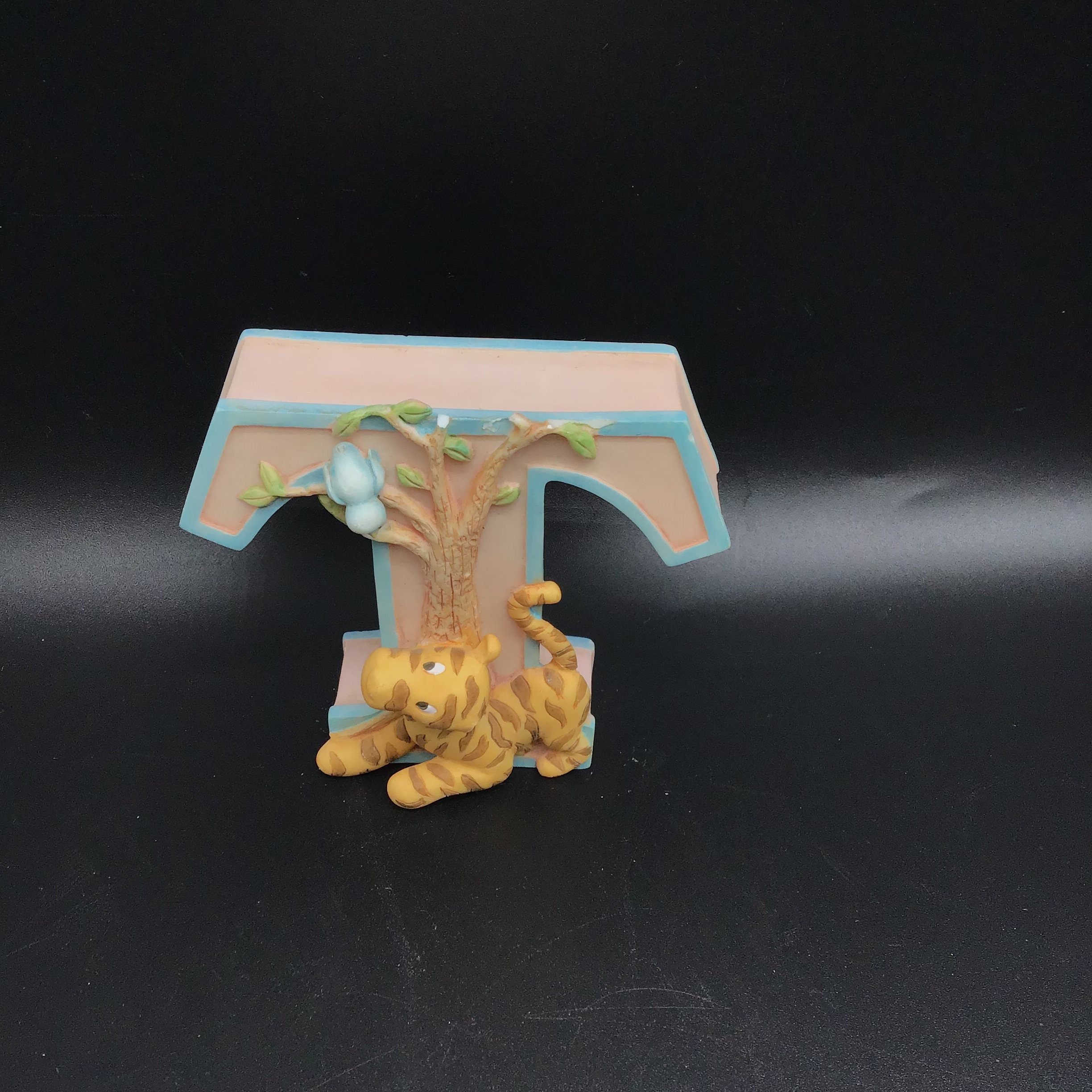 Disney Michel Classic Winnie the Pooh Alphabet Ceramic Nursery Letter /"U/"