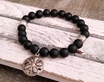 Pulsera de ágata negra mate con dije de plata antigua