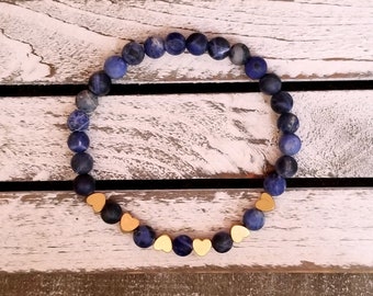 Pulsera de sodalita: joyería bohemia con corazón de oro antiguo