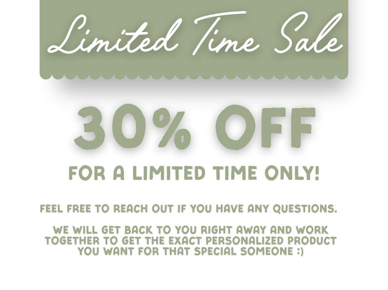 Pu&ograve; includere: Annuncio pubblicitario con la scritta "Limited Time Sale" in bianco su sfondo verde. L'annuncio evidenzia "30% DI SCONTO" in grandi numeri verdi. Ulteriore testo incoraggia le richieste per prodotti personalizzati.