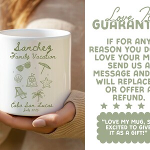 Pu&ograve; includere: Tazza in ceramica bianca con manico, con la scritta "Sanchez Family Vacation" e illustrazioni a tema spiaggia in verde. Include il testo "Cabo San Lucas July 2025" e una garanzia.