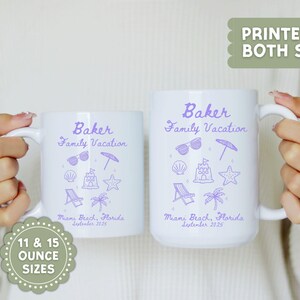 Pu&ograve; includere: Due tazze in ceramica bianca con la scritta "Baker Family Vacation" e illustrazioni a tema spiaggia in viola. Le tazze sono disponibili nelle misure di 312 e 425 ml. Il testo "Printed on Both Sides" &egrave; visibile.