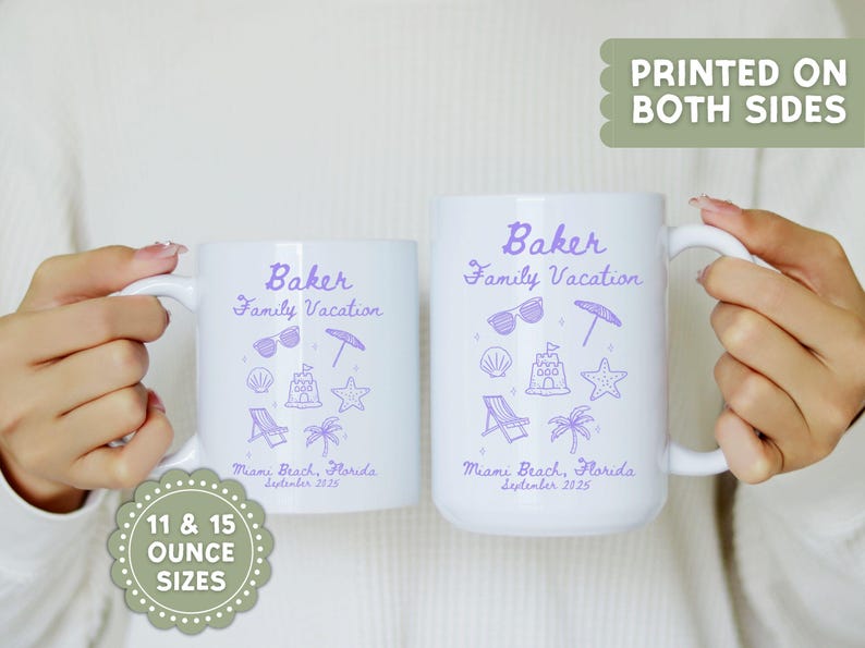 Pu&ograve; includere: Due tazze in ceramica bianca con la scritta "Baker Family Vacation" e illustrazioni a tema spiaggia in viola. Le tazze sono disponibili nelle misure di 312 e 425 ml. Il testo "Printed on Both Sides" &egrave; visibile.