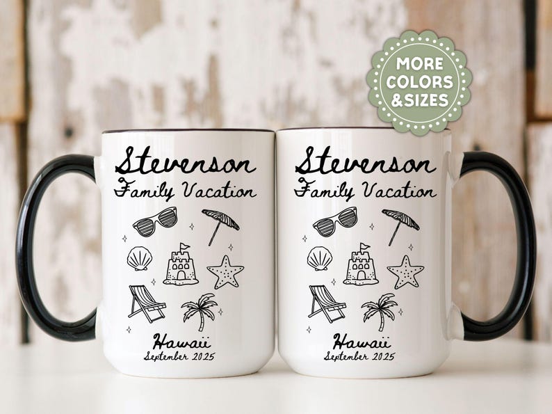 Pu&ograve; includere: Due tazze in ceramica bianca con manici e bordi neri. Ogni tazza presenta il testo "Stevenson Family Vacation" e illustrazioni a tema spiaggia. Il fondo di ogni tazza recita "Hawaii September 2025".