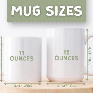 Pu&ograve; includere: Due tazze in ceramica bianca con la scritta "MUG SIZES" sopra. La tazza a sinistra &egrave; alta 9,5 cm e larga 8 cm, contenente 325 ml. La tazza a destra &egrave; alta 11,7 cm e alta 8,7 cm, contenente 444 ml.