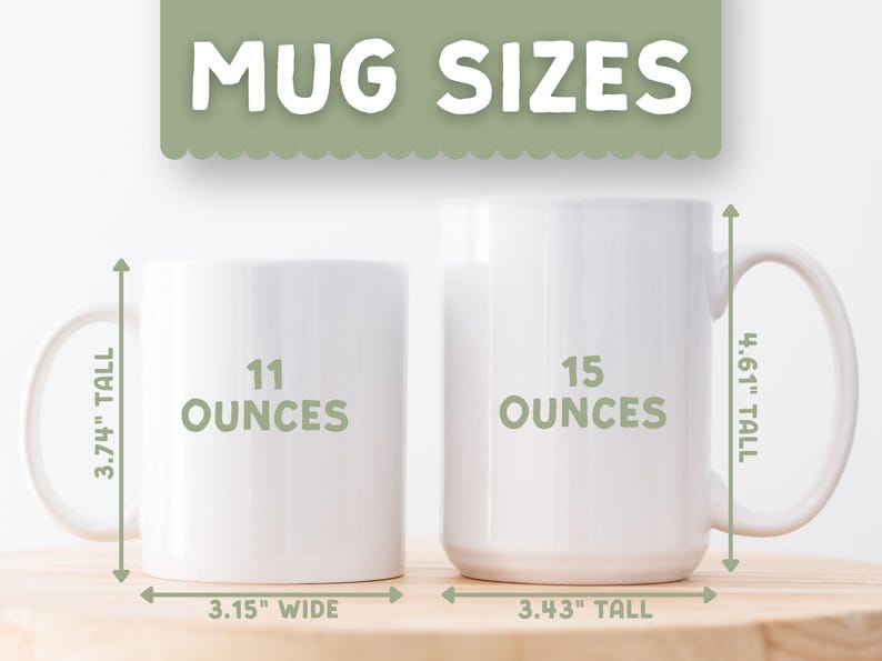 Pu&ograve; includere: Due tazze in ceramica bianca con la scritta "MUG SIZES" sopra. La tazza a sinistra &egrave; alta 9,5 cm e larga 8 cm, contenente 325 ml. La tazza a destra &egrave; alta 11,7 cm e alta 8,7 cm, contenente 444 ml.