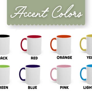 Pu&ograve; includere: Tazze in ceramica bianca con manici e interni colorati. Le tazze sono esposte con dettagli neri, rossi, arancioni, gialli, verdi, blu, rosa e azzurri. Il testo "Accent Colors" &egrave; in alto.