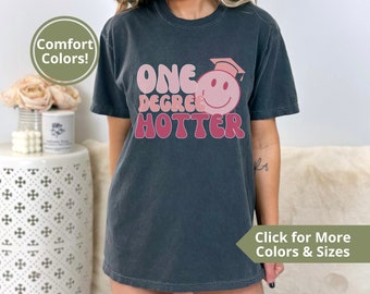 Camiseta "One Degree Hotter", regalo de graduación para universitarios, camiseta con fotos de graduación, regalo de graduación, camiseta unisex con colores cómodos