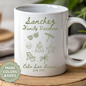 Pu&ograve; includere: Tazza in ceramica bianca con un design verde con occhiali da sole, una conchiglia, un castello di sabbia, una stella marina, un ombrellone, una sedia a sdraio e una palma. Il testo recita "Sanchez Family Vacation, Cabo San Lucas, July 2025."