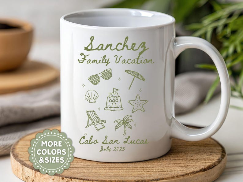Pu&ograve; includere: Tazza in ceramica bianca con un design verde con occhiali da sole, una conchiglia, un castello di sabbia, una stella marina, un ombrellone, una sedia a sdraio e una palma. Il testo recita "Sanchez Family Vacation, Cabo San Lucas, July 2025."