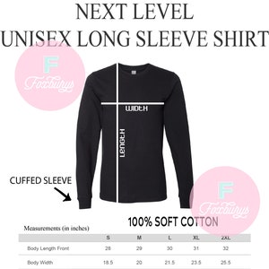 Puede incluir: Una camiseta de manga larga negra con una etiqueta blanca que dice "NEXT LEVEL UNISEX LONG SLEEVE SHIRT". La camiseta se muestra sobre un fondo blanco con una tabla de tallas en pulgadas. La tabla muestra las medidas de la longitud del cuerpo delantero y el ancho del cuerpo en las tallas S, M, L, XL y 2XL.