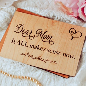 Regalo per la festa della mamma dalla figlia, biglietto in legno inciso, biglietto personalizzato per la festa della mamma, biglietto divertente per la mamma, cara mamma, tutto ha senso adesso,