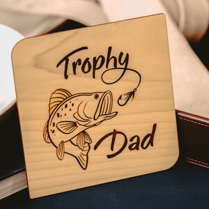Papá pescador, regalo del Día del Padre de su hijo, tarjeta del Día del Padre, tarjeta de madera, papá pescador, regalo de pescador, papá trofeo,