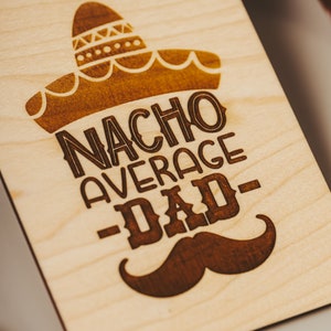 Regalo per la festa del papà da parte del figlio, biglietto per la festa del papà, biglietto in legno, Nacho, papà medio,